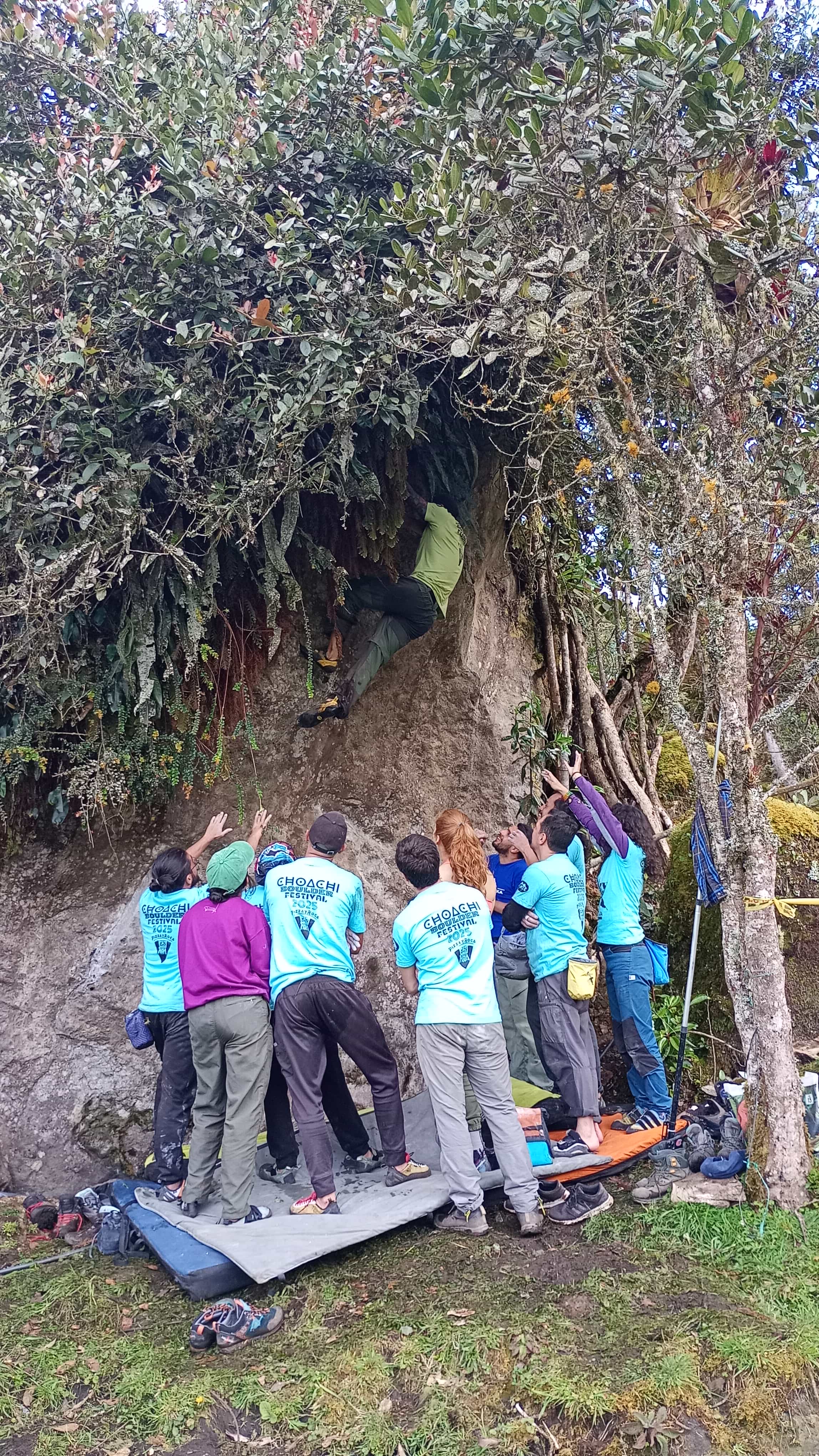 Boulder en El Higuerón - acción en roca natural